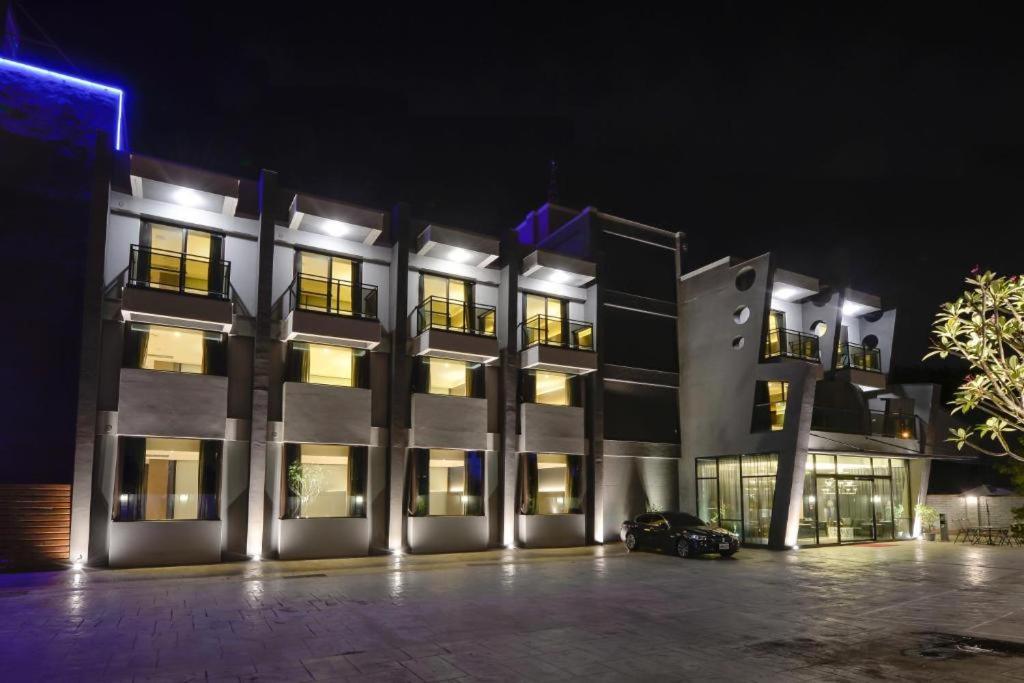 M Hotel Caotun Luaran gambar